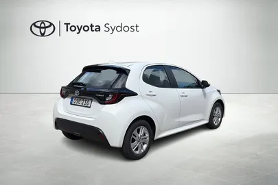 Car image 3
