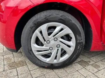 Car image 19