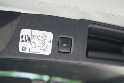 Car image 34