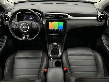 Car image 4