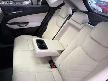 Car image 25