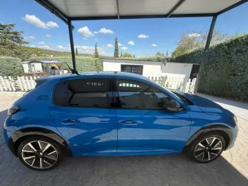 Car image 25