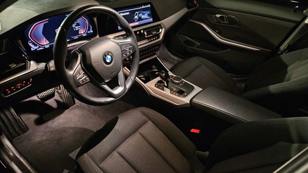 BMW 320d Touring xDrive 140 kW image number 18