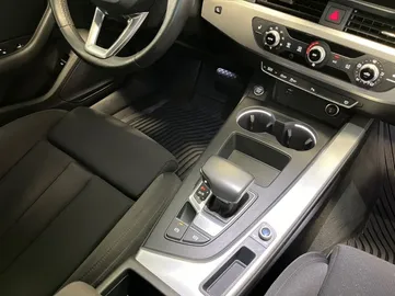 Car image 19