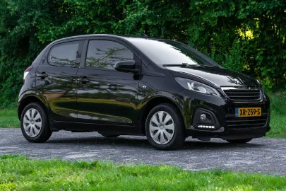 Car image 3