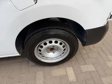 Car image 29