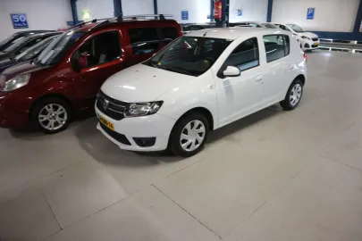 Car image 19
