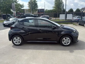 Car image 4