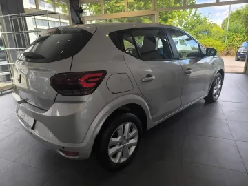 Car image 4