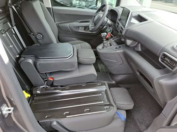 Car image 12