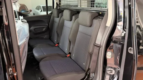 Car image 26