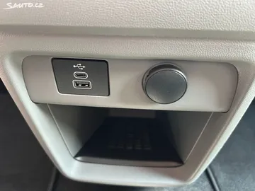 Car image 38