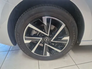 Car image 25