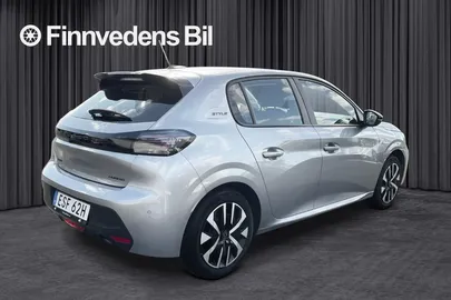 Car image 3