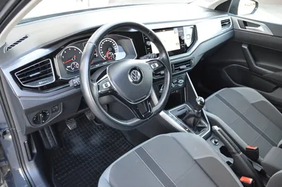 Car image 19