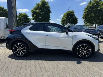 Car image 4