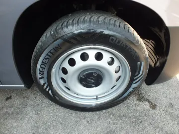 Car image 30