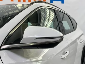 Car image 32