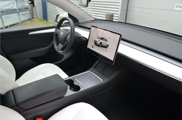 Tesla Model Y Long Range AWD 258 kW image number 11