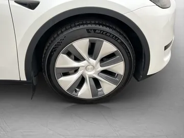 Car image 32