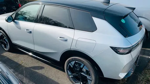 Car image 4