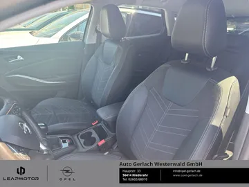 Car image 17