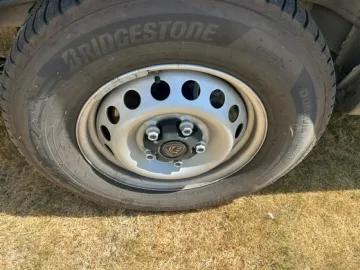 Car image 24