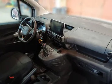 Car image 10