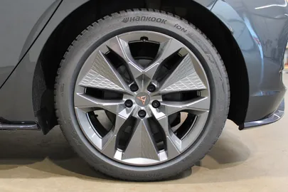 Car image 18