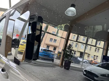 Car image 38