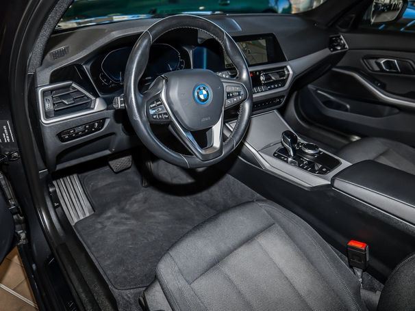 BMW 330 e Touring Advantage xDrive 215 kW image number 4