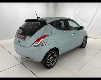 Car image 12