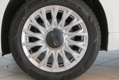 Car image 15