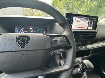 Car image 25