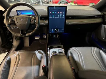 Car image 25