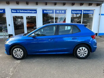 Car image 19