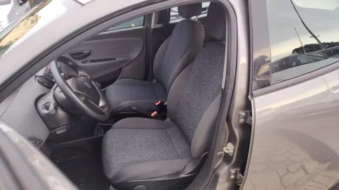 Car image 12