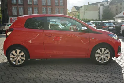 Car image 4