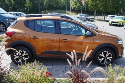 Car image 4