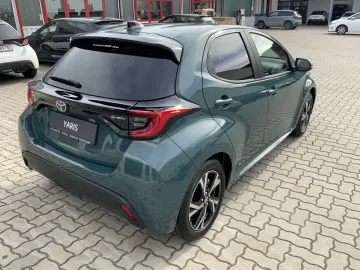 Car image 4