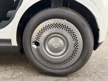 Car image 26