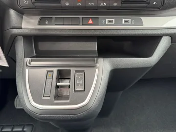 Car image 34