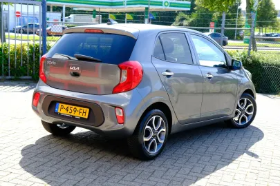 Car image 4