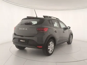 Car image 4