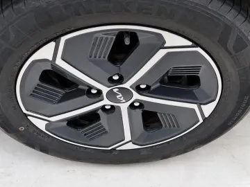 Car image 24