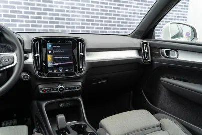 Car image 40