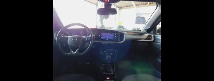 Car image 16