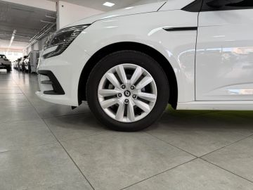 Car image 32