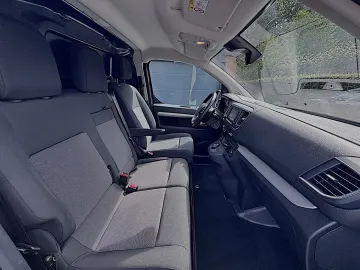 Car image 32