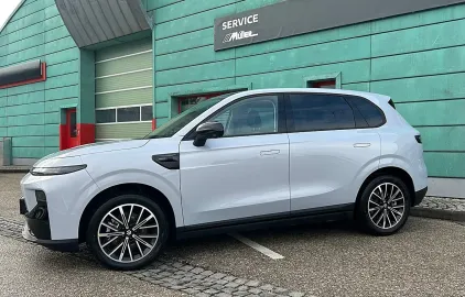 Car image 3